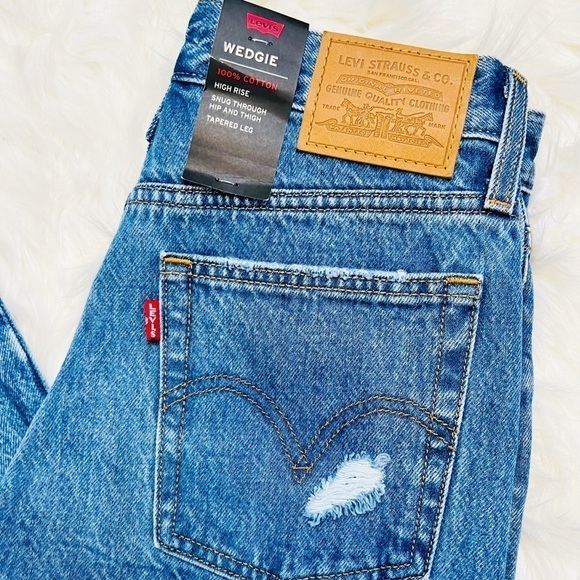 Levi’s Premium Wedgie Fit Ankle Jeans - Picture 4 of 12
